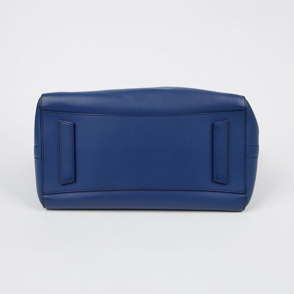 Antigona Medium Tote Shoulder Bag - Picture 10 of 10